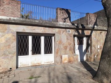 Casa al frente c/patio, galpón y Terraza - Godoy