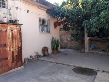 Casa al frente c/patio, galpón y Terraza - Godoy