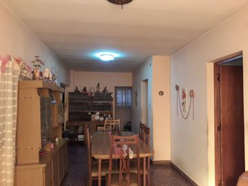 Casa al frente c/patio, galpón y Terraza - Godoy