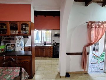 Casa 4 amb | Fondo libre y pileta. Lote de 414m2