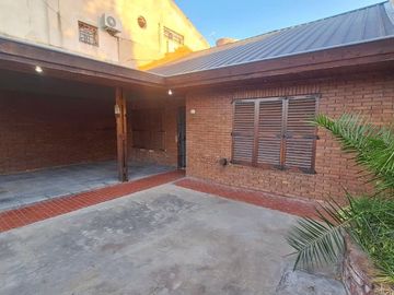 Casa 4 amb | Fondo libre y pileta. Lote de 414m2