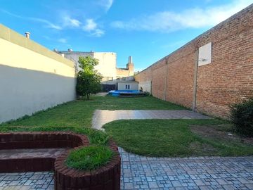 Casa 4 amb | Fondo libre y pileta. Lote de 414m2