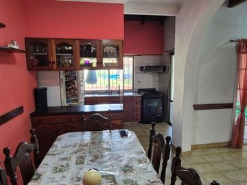 Casa 4 amb | Fondo libre y pileta. Lote de 414m2