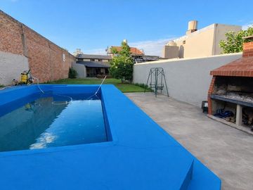 Casa 4 amb | Fondo libre y pileta. Lote de 414m2