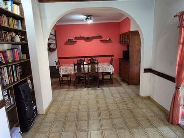 Casa 4 amb | Fondo libre y pileta. Lote de 414m2
