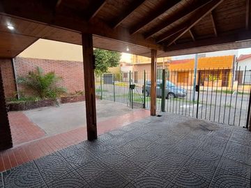 Casa 4 amb | Fondo libre y pileta. Lote de 414m2