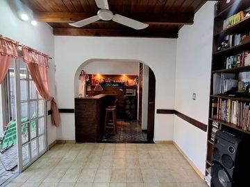 Casa 4 amb | Fondo libre y pileta. Lote de 414m2
