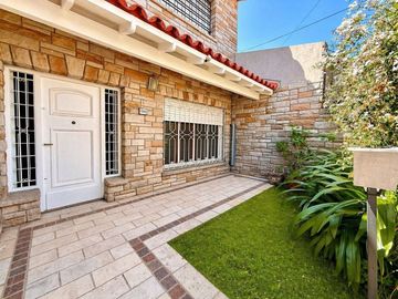 HERMOZO CHALET 5 AMB C/PARQUE Y GARAGE