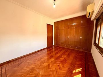 HERMOZO CHALET 5 AMB C/PARQUE Y GARAGE