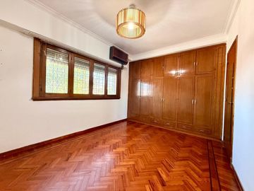 HERMOZO CHALET 5 AMB C/PARQUE Y GARAGE