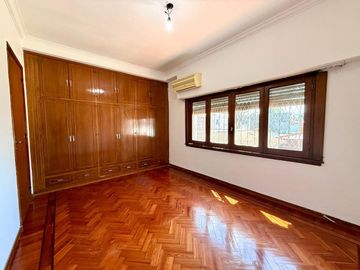 HERMOZO CHALET 5 AMB C/PARQUE Y GARAGE