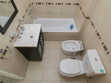 VENTA DE AMPLIO DEPARTAMENTO MONOAMBIENTE CASEROS