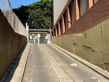 VENTA COCHERA CUBIERTA EN VILLA LURO