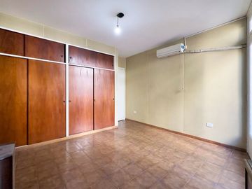 VENTA PH 6AMB MUY LUMINOSO BALCÓN TERRAZA QUINCHO