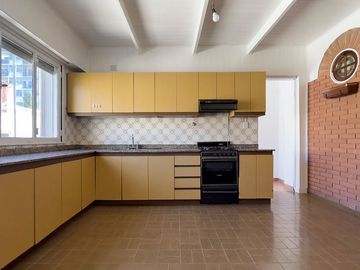 VENTA PH 6AMB MUY LUMINOSO BALCÓN TERRAZA QUINCHO