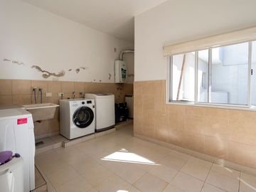 Venta Casa, 5 amb, quincho, 2 cocheras, pileta
