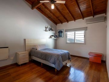 Venta Casa, 5 amb, quincho, 2 cocheras, pileta