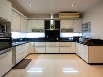 Venta Casa, 5 amb, quincho, 2 cocheras, pileta