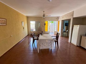 SE VENDE CASA INTERNA CON PATIO Y COCHERA