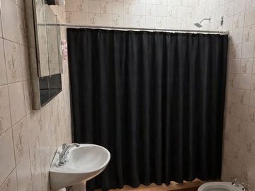 SE VENDE CASA INTERNA CON PATIO Y COCHERA