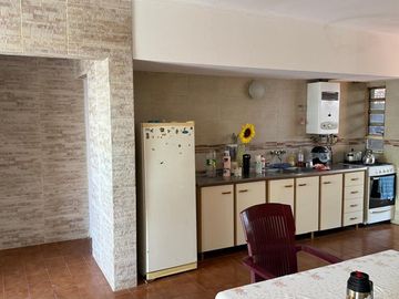 SE VENDE CASA INTERNA CON PATIO Y COCHERA