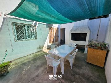 VENTA CASA LA EMILIA 2 HAB MAS DEPTO A REFACCIONAR