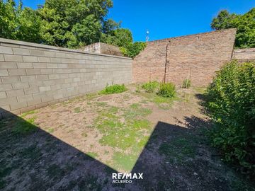 VENTA CASA LA EMILIA 2 HAB MAS DEPTO A REFACCIONAR