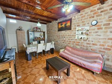 VENTA CASA LA EMILIA 2 HAB MAS DEPTO A REFACCIONAR