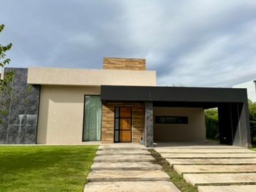 Venta Casa 4 ambientes al lago Country Santa Rita