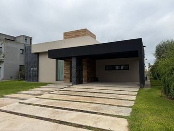 Venta Casa 4 ambientes al lago Country Santa Rita