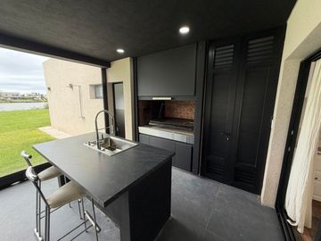 Venta Casa 4 ambientes al lago Country Santa Rita