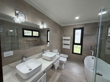 Venta Casa 4 ambientes al lago Country Santa Rita