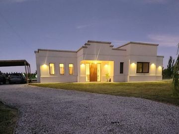Casa 4 ambientes en Venta Campos de Roca II