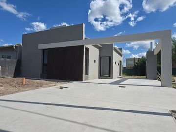 VENTA CASA 2 DORMI CON COCHERA TDS3 SECTOR A