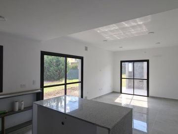 VENTA CASA 2 DORMI CON COCHERA TDS3 SECTOR A