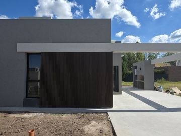 VENTA CASA 2 DORMI CON COCHERA TDS3 SECTOR A