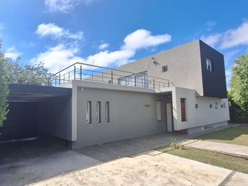 CASA 3 DORM EN ALQUIL JARDIN PILETA MUELLE AL AGUA