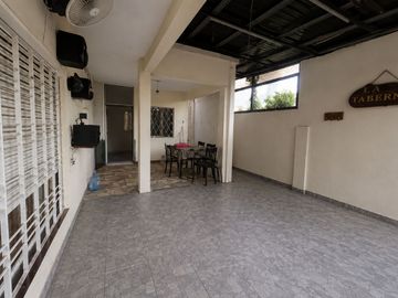 VENTA Casa Lanús pileta parrilla terraza 2 cochera
