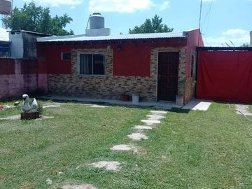 HERMOSA CASA EN TORTUGUITAS. AMPLIO PARQUE.