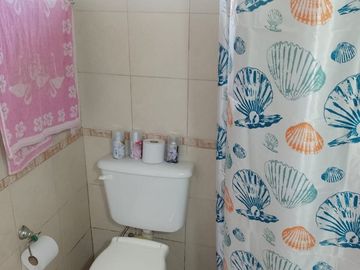 HERMOSA CASA EN TORTUGUITAS. AMPLIO PARQUE.
