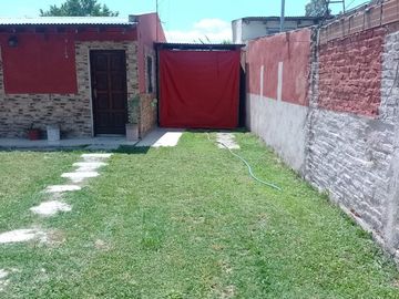 HERMOSA CASA EN TORTUGUITAS. AMPLIO PARQUE.