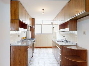 VENTA AMPLIO SEMIPISO BELGRANO 5 AMBIENTES COCHERA