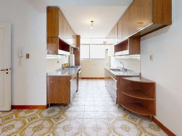 VENTA AMPLIO SEMIPISO BELGRANO 5 AMBIENTES COCHERA