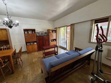 DEPARTAMENTO 4 AMB AL FRENTE C/GUARDACOCHE FLORES