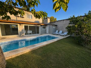 CASA EN VENTA EN SAN VICENTE CON PILETA Y COCHERA