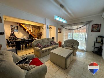 CASA EN VENTA EN SAN VICENTE CON PILETA Y COCHERA