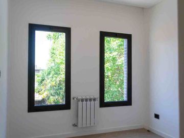 DUPLEX EN VENTA. ADROGUE, COCHERA,PILETA PRIVADA