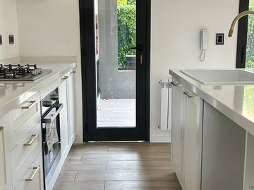 DUPLEX EN VENTA. ADROGUE, COCHERA,PILETA PRIVADA