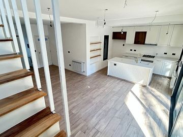 DUPLEX EN VENTA. ADROGUE, COCHERA,PILETA PRIVADA