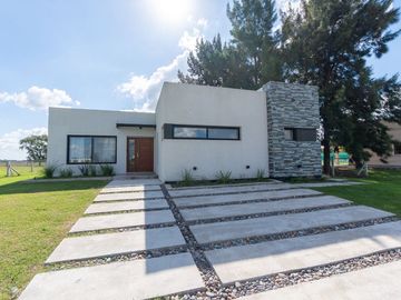 CASA EN VENTA EN AREA 60 LA VICTORIA A ESTRENAR